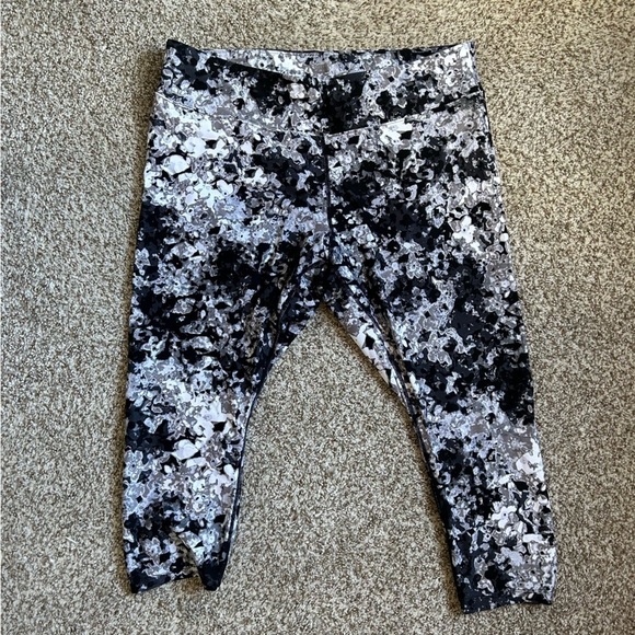 Calvin Klein Performance Black White Floral Capri Leggings Workout Large - Picture 1 of 8